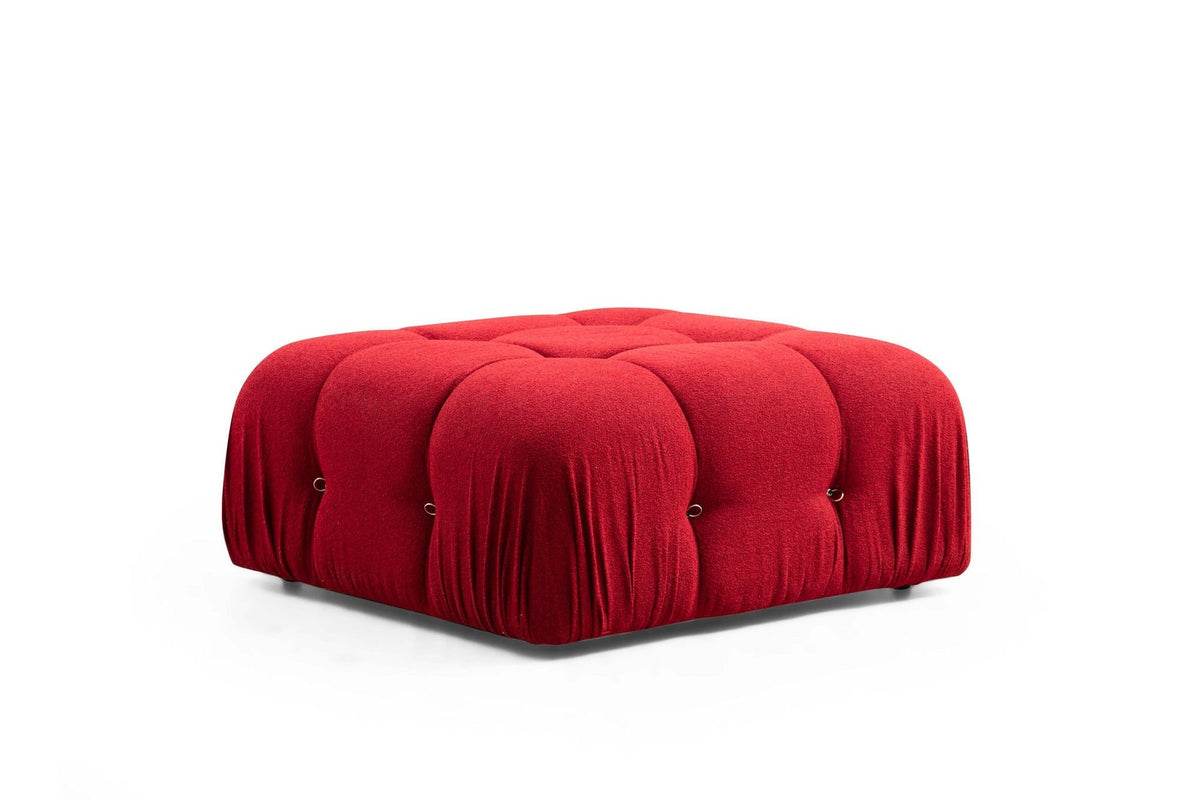 Roter Bubble Pouf Tuffet von Atelier Del Sofa mit Polyesterbezug, rundlicher Form und schwarzen Kunststoffbeinen, Gestell aus Buchenholz und Spanplatte.
