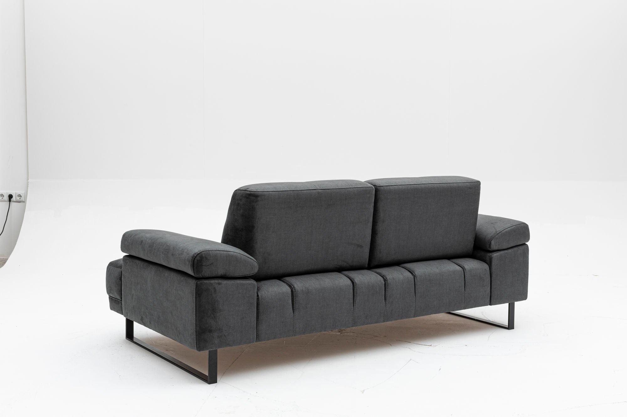 Mustang - Anthracite in Anthrazit präsentiert im Onlineshop von KAQTU Design AG. Bettsofa ist von Atelier Del Sofa