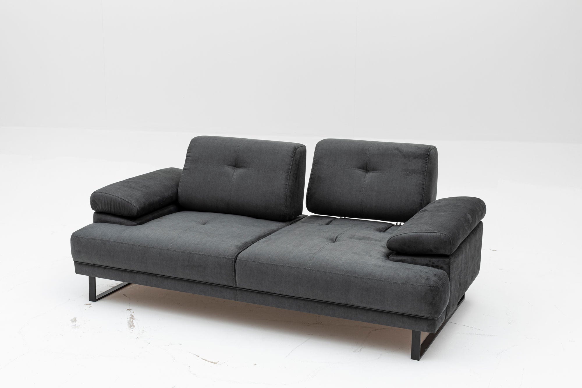Mustang - Anthracite in Anthrazit präsentiert im Onlineshop von KAQTU Design AG. Bettsofa ist von Atelier Del Sofa