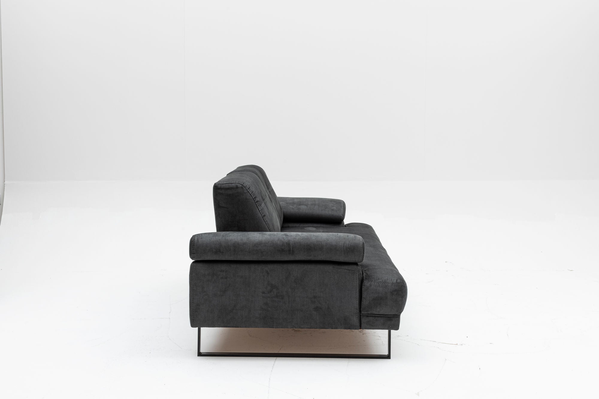 Mustang - Anthracite in Anthrazit präsentiert im Onlineshop von KAQTU Design AG. Bettsofa ist von Atelier Del Sofa