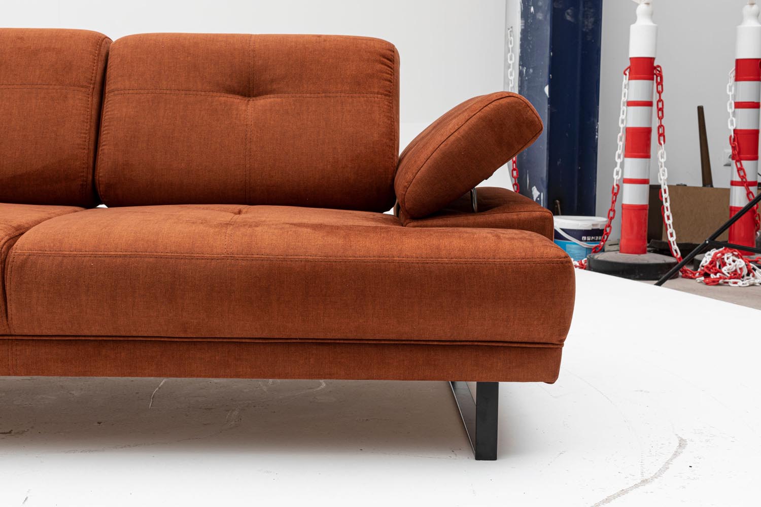 Mustang - Orange in Orange präsentiert im Onlineshop von KAQTU Design AG. Bettsofa ist von Atelier Del Sofa