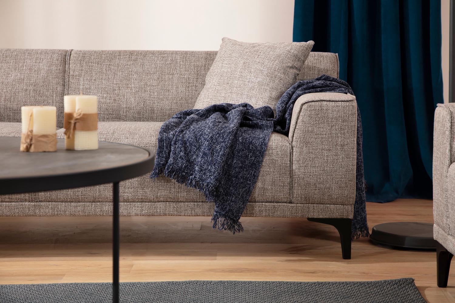 Petra 2 - Fawn in Reh präsentiert im Onlineshop von KAQTU Design AG. 2er Sofa ist von Atelier Del Sofa