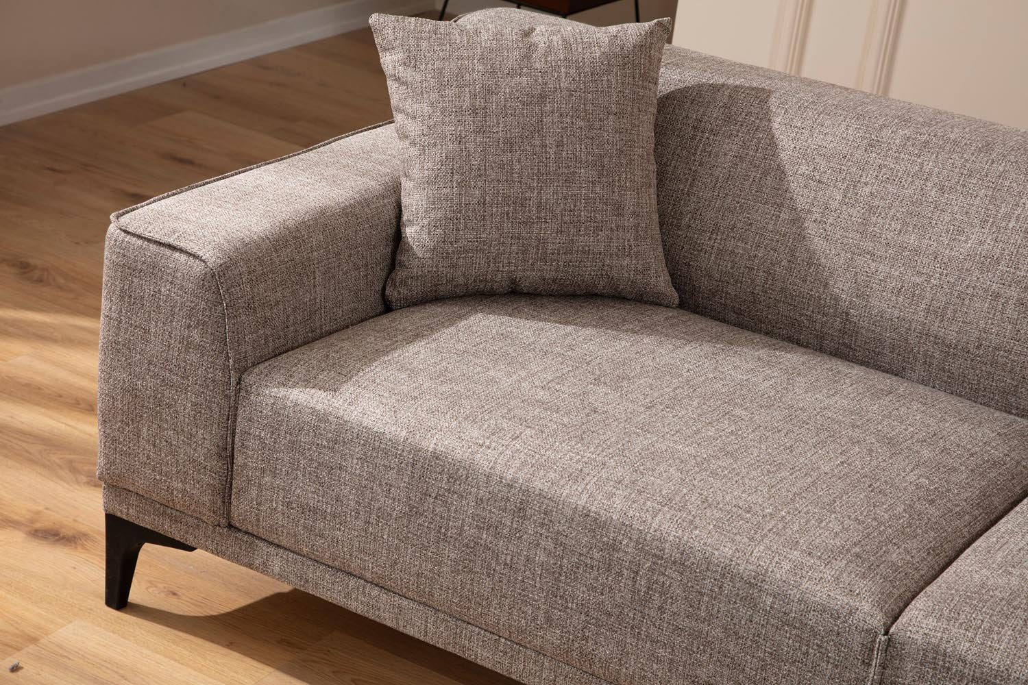 Petra 2 - Fawn in Reh präsentiert im Onlineshop von KAQTU Design AG. 2er Sofa ist von Atelier Del Sofa