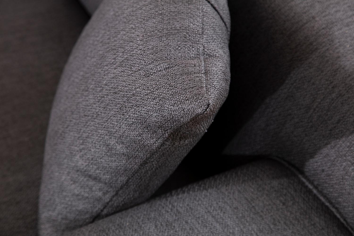 Petra 2 - Anthracite in Anthrazit präsentiert im Onlineshop von KAQTU Design AG. 2er Sofa ist von Atelier Del Sofa