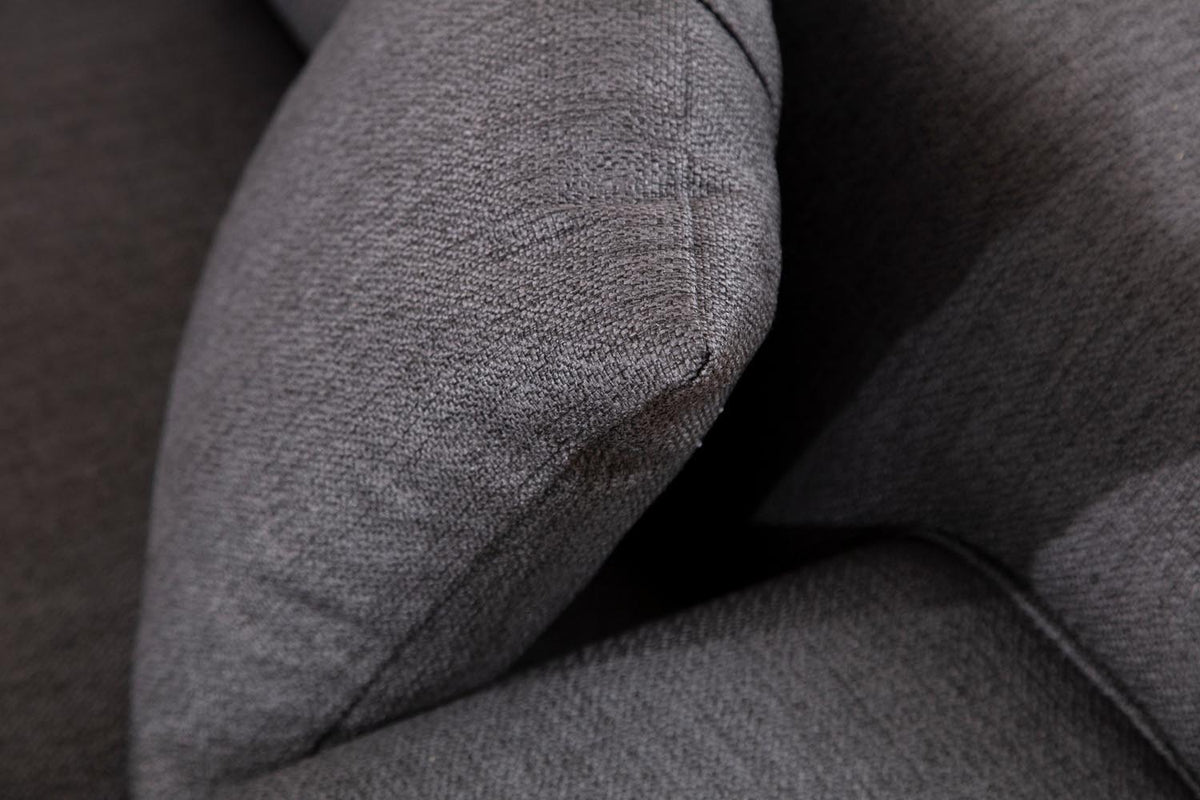 Petra 2 2er Sofa - Anthrazit in Anthrazit präsentiert im Onlineshop von KAQTU Design AG. 2er Sofa ist von Atelier Del Sofa