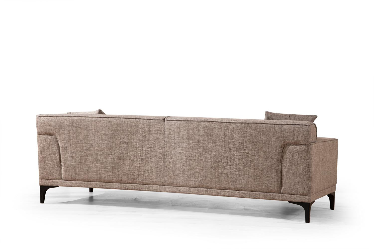 Petra 3 - Fawn in Reh präsentiert im Onlineshop von KAQTU Design AG. 3er Sofa ist von Atelier Del Sofa