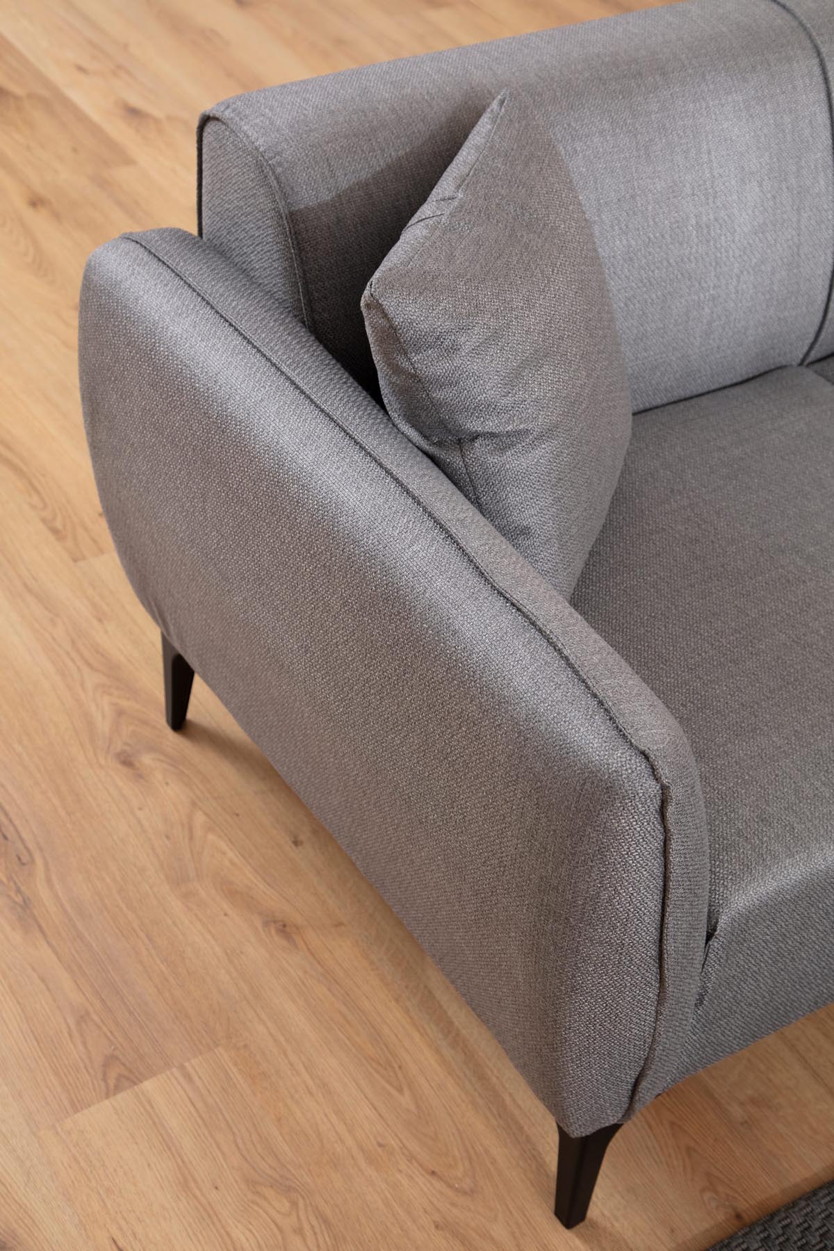 Belissimo - Grey in Grau präsentiert im Onlineshop von KAQTU Design AG. 2er Sofa ist von Atelier Del Sofa