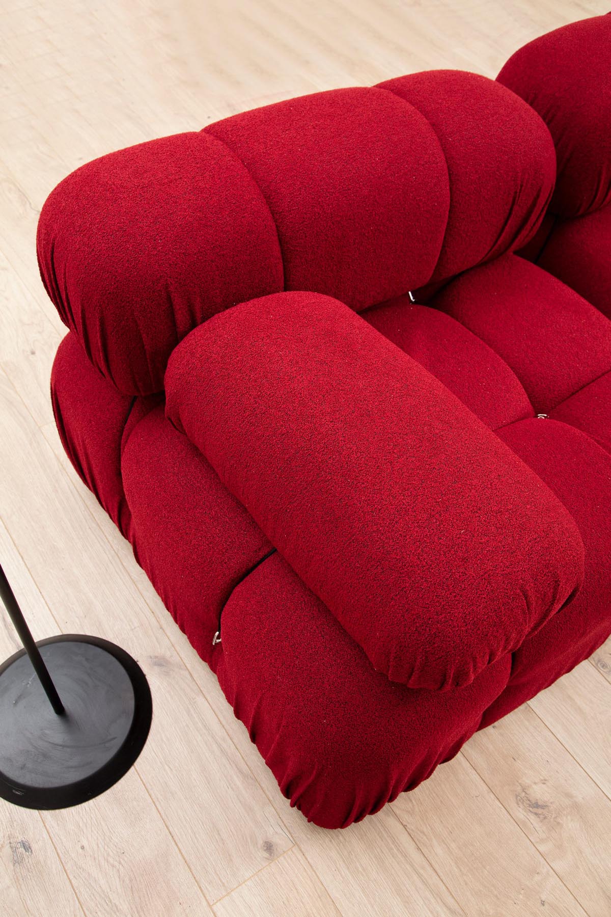 Bubble Corner ( L1-O1-1R -Puf) - Red in Rot präsentiert im Onlineshop von KAQTU Design AG. Ecksofa ist von Atelier Del Sofa