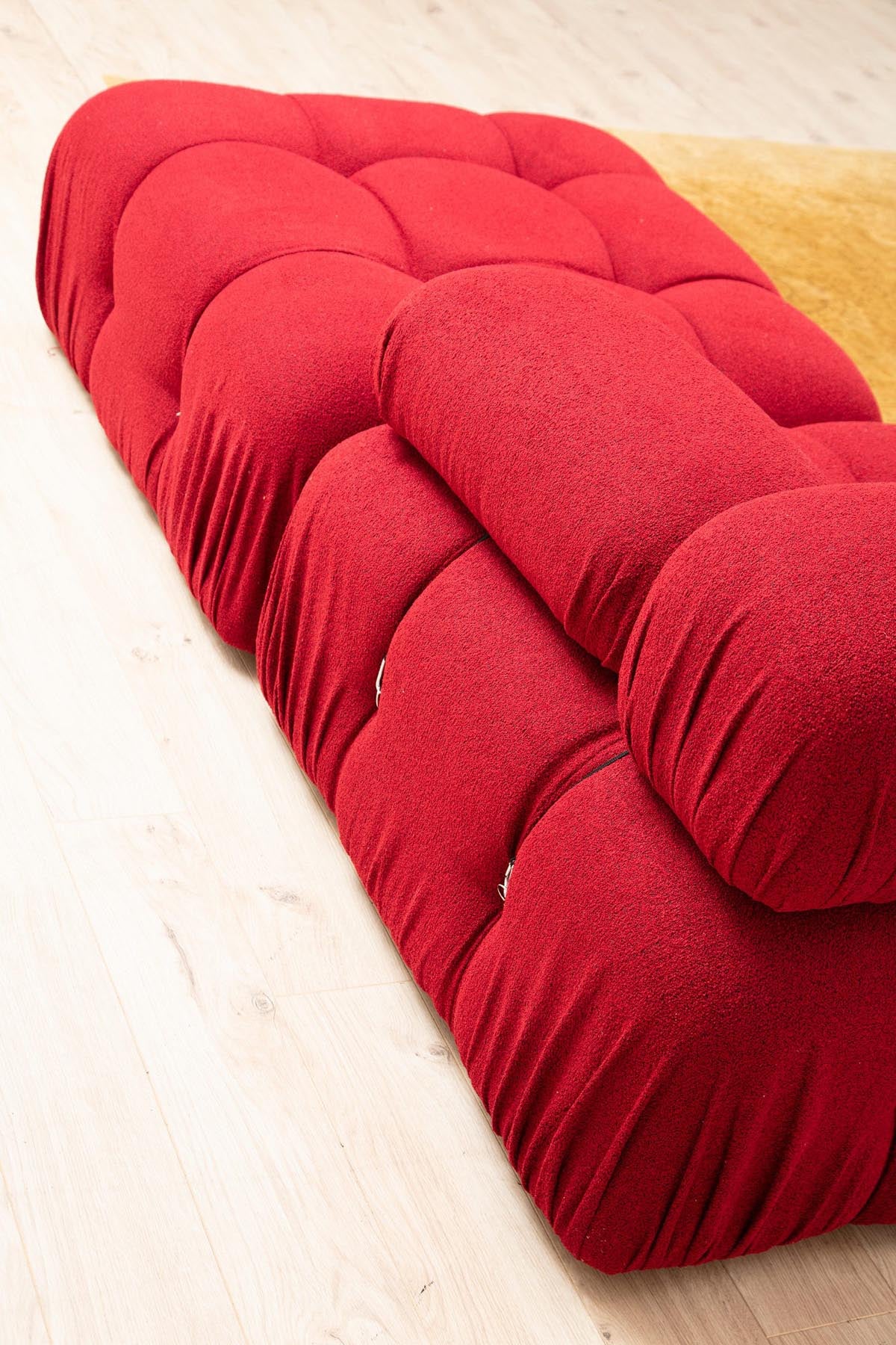 Bubble Corner ( L1-O1-1R -Puf) - Red in Rot präsentiert im Onlineshop von KAQTU Design AG. Ecksofa ist von Atelier Del Sofa