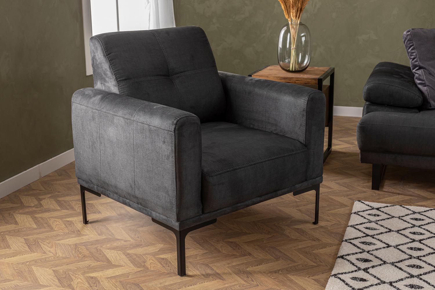Mustang - Anthracite in Anthrazit präsentiert im Onlineshop von KAQTU Design AG. Sesel ist von Atelier Del Sofa