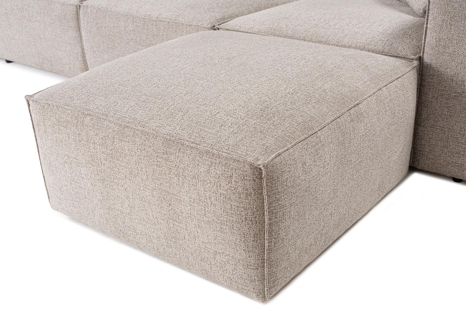 Lora (L1-O1-1R-POUFFE ) - Mocha in Mokka präsentiert im Onlineshop von KAQTU Design AG. Ecksofa ist von Atelier Del Sofa