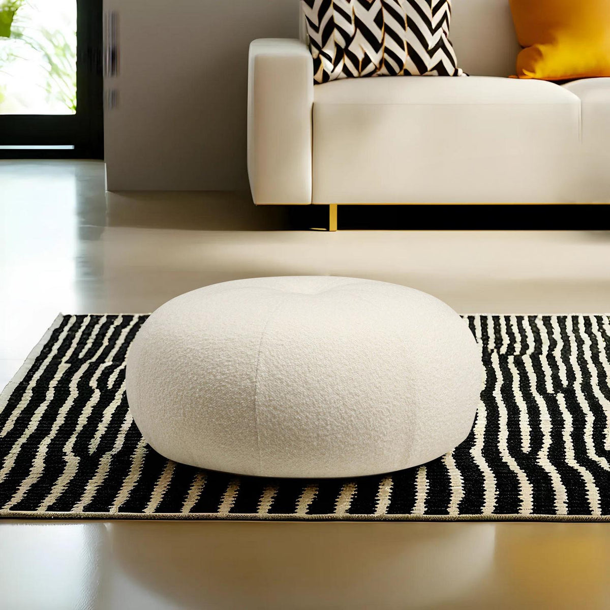 Tina Pouf - Bouclet Weiss in Bouclet Weiss präsentiert im Onlineshop von KAQTU Design AG. Pouf ist von Atelier Del Sofa
