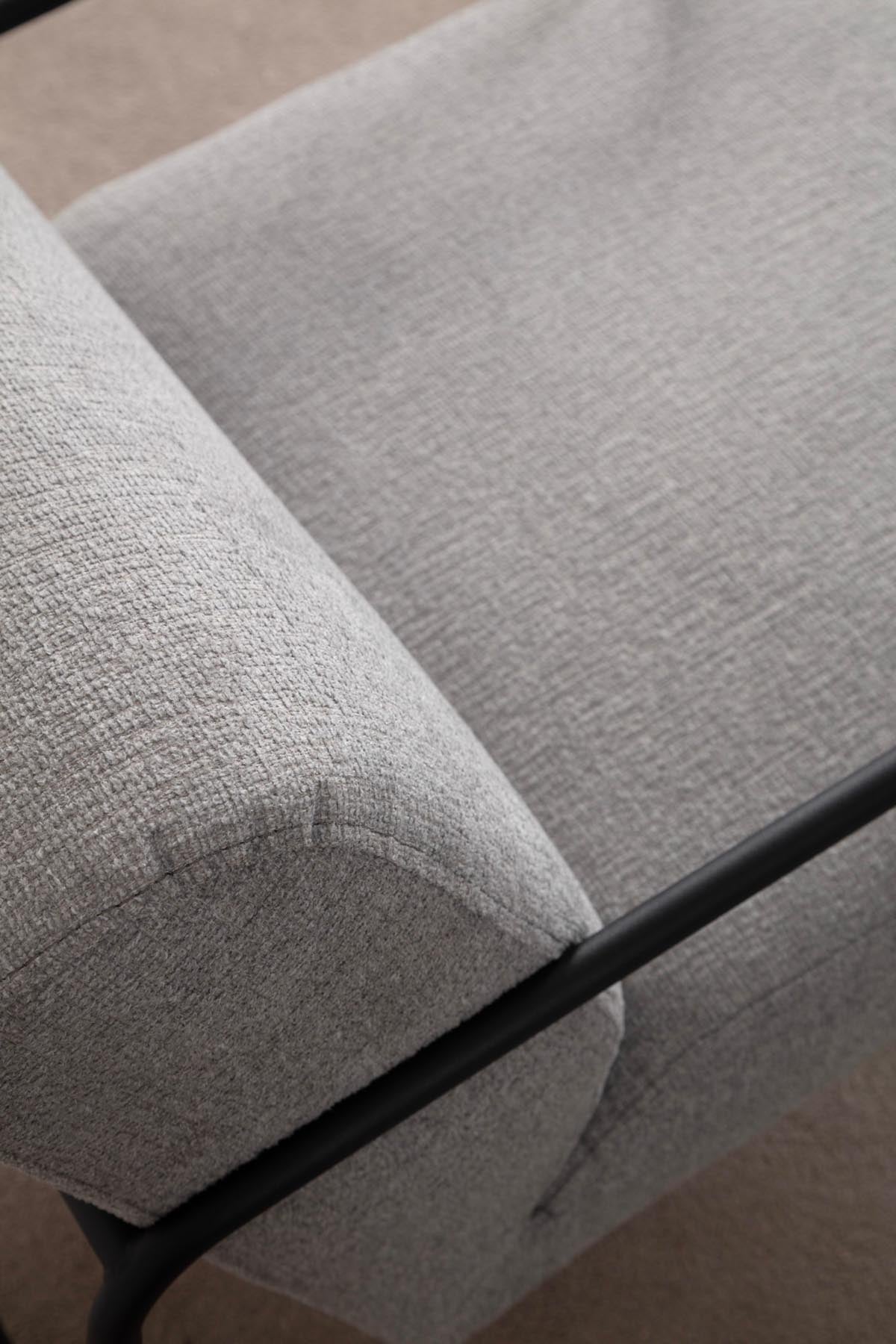 Eti Bergere - Grey in Grau präsentiert im Onlineshop von KAQTU Design AG. Sesel ist von Atelier Del Sofa