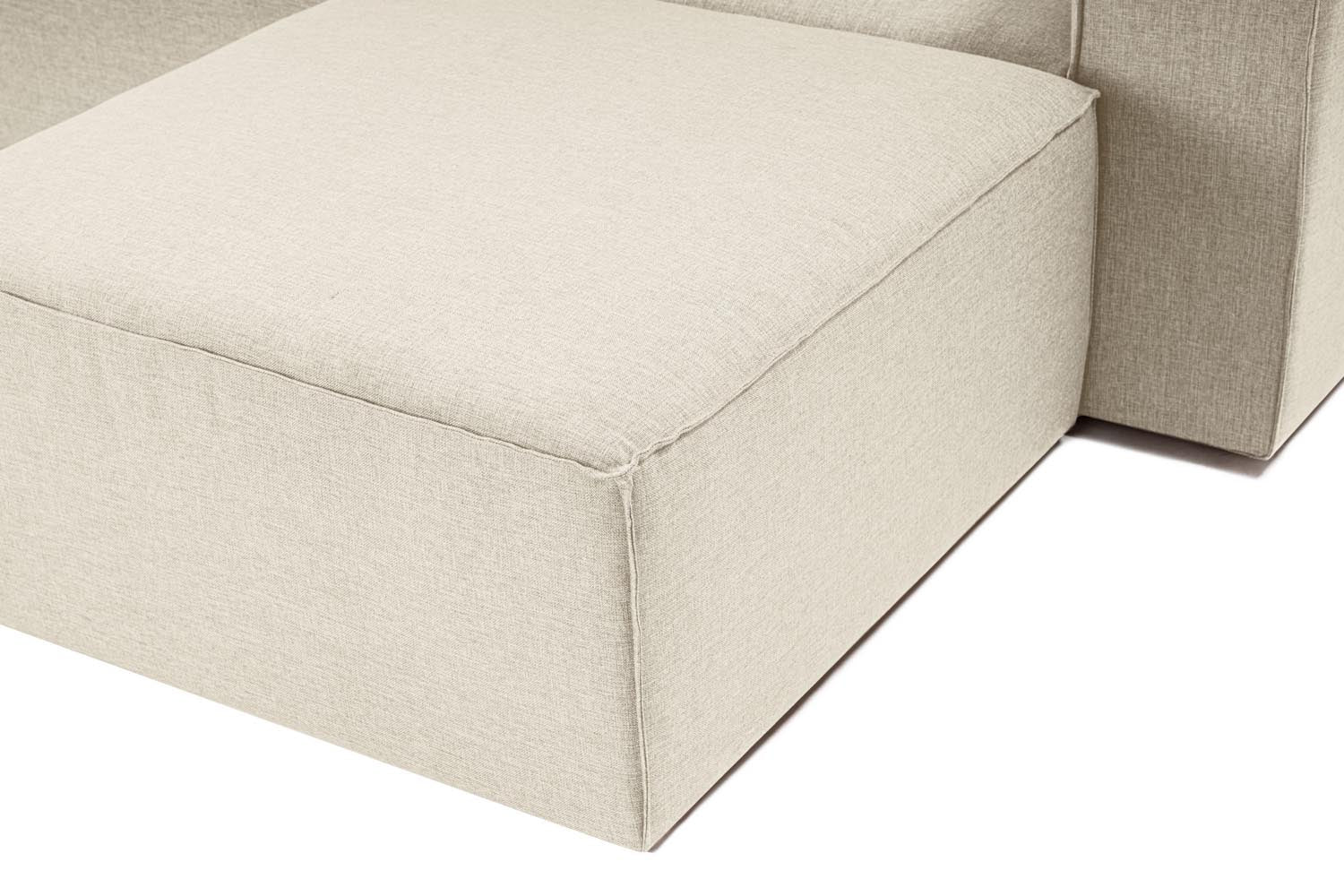Fora - Ecru in Ecru präsentiert im Onlineshop von KAQTU Design AG. Ecksofa ist von Atelier Del Sofa