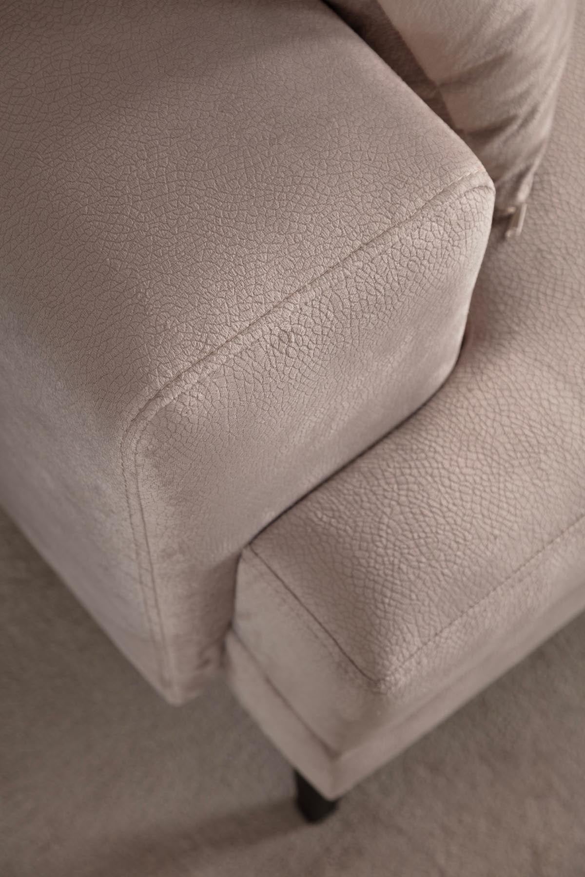 Astana 3 Seater - Beige in Beige präsentiert im Onlineshop von KAQTU Design AG. 3er Sofa ist von Atelier Del Sofa
