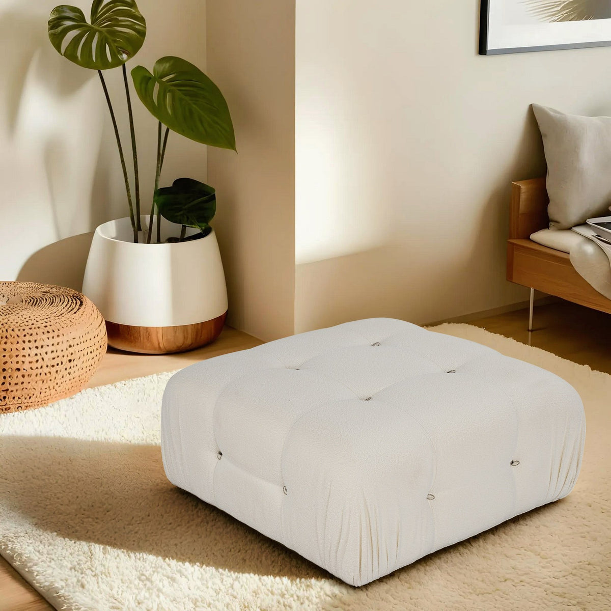 Weisser runder Pouf Bubble Tuffet von Atelier Del Sofa mit Polyesterbezug, Buchenholzgestell und schwarzen Kunststoffbeinen, 95x45 cm.