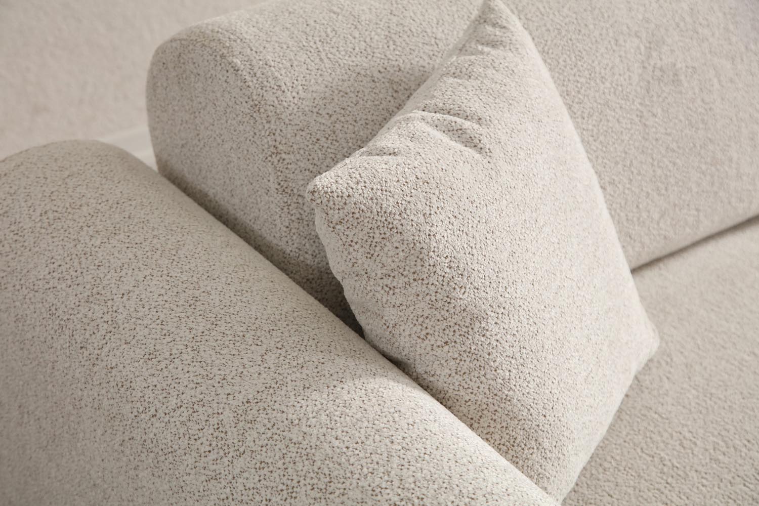 Lyke 3 Seater - Cream in Sahne präsentiert im Onlineshop von KAQTU Design AG. Bettsofa ist von Atelier Del Sofa