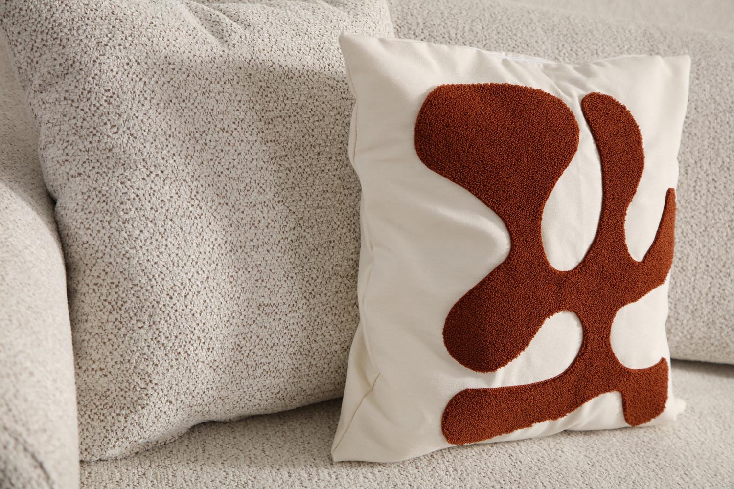 Lyke 3 Seater - Cream in Sahne präsentiert im Onlineshop von KAQTU Design AG. Bettsofa ist von Atelier Del Sofa