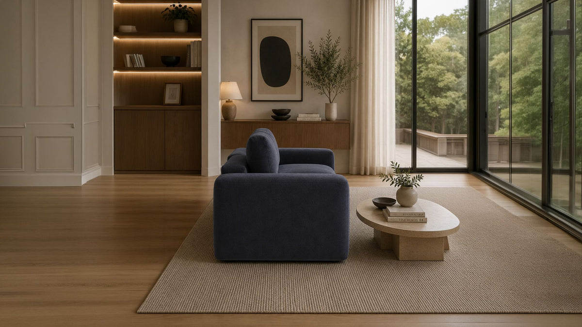 Petrolblaues 3-Sitzer Sofa Mono Lilly mit Buchenholzgestell, gepolsterten Sitzkissen und Kunststoffbeinen in einem Wohnzimmer.