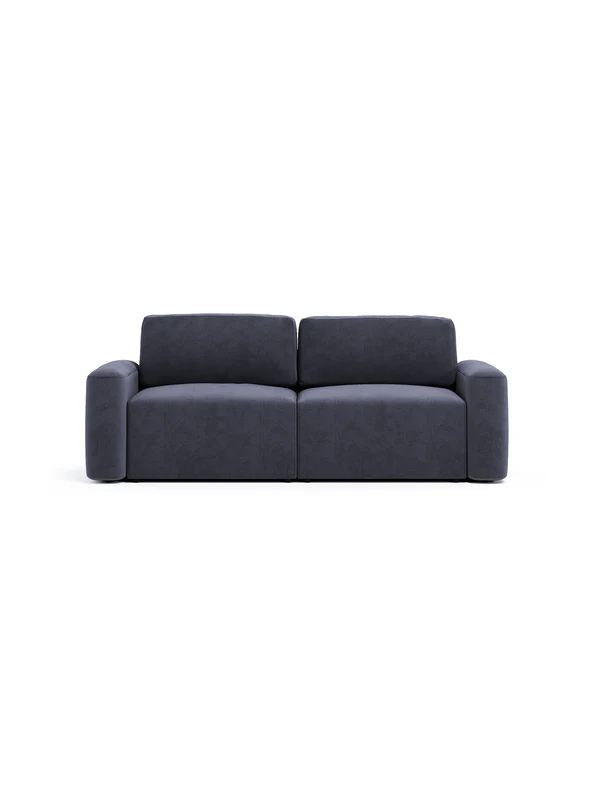Petrolblaues 3-Sitzer Sofa Mono Lilly mit Buchenholzgestell, gepolsterten Sitzkissen und Kunststoffbeinen in einem Wohnzimmer.