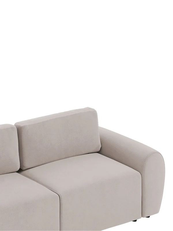 Ecrufarbenes 3-Sitzer Sofa Mono P mit Buchenholzgestell, Kunststoffbeinen und gepolsterten Sitzkissen, Sitzhöhe 45 cm, Frontalansicht.