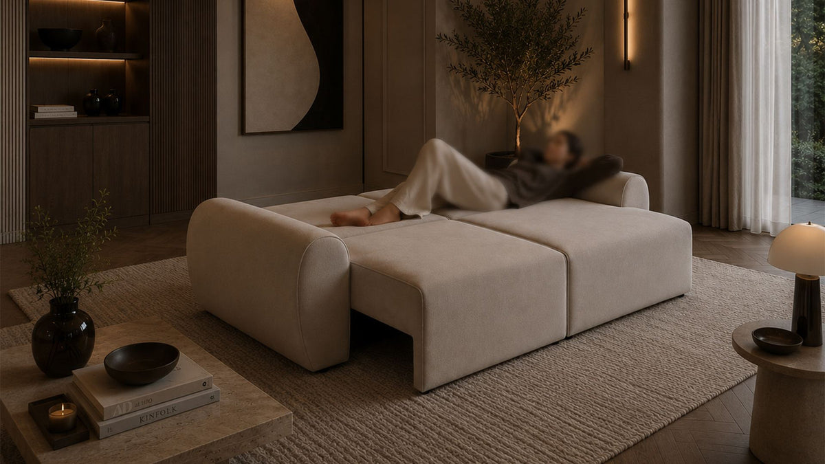 Ecrufarbenes 3-Sitzer Sofa Mono P mit Buchenholzgestell, Kunststoffbeinen und gepolsterten Sitzkissen, Sitzhöhe 45 cm, Frontalansicht.