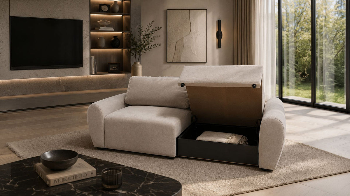 Ecrufarbenes 3-Sitzer Sofa Mono P mit Buchenholzgestell, Kunststoffbeinen und gepolsterten Sitzkissen, Sitzhöhe 45 cm, Frontalansicht.