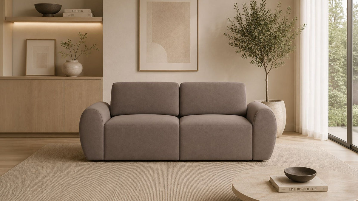 Braunes 3-Sitzer Sofa Mono P von Hanah Home mit Buchenholzgestell, Kunststoffbeinen und gepolsterten Sitz- und Rückenkissen im Wohnzimmer.