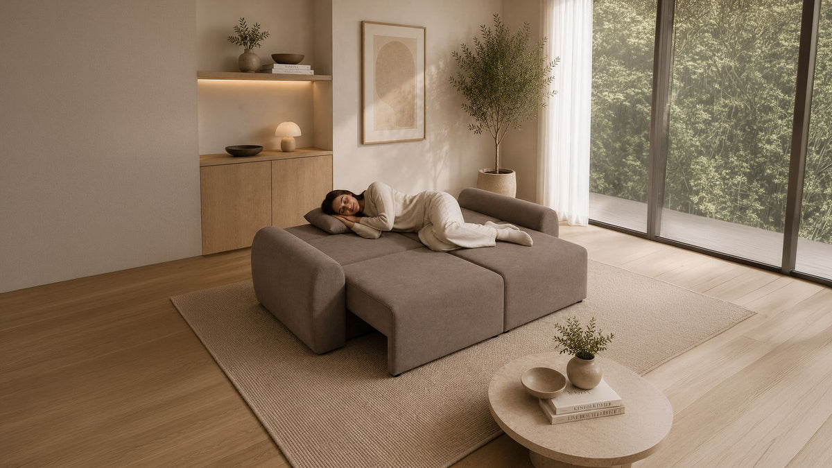 Braunes 3-Sitzer Sofa Mono P von Hanah Home mit Buchenholzgestell, Kunststoffbeinen und gepolsterten Sitz- und Rückenkissen im Wohnzimmer.