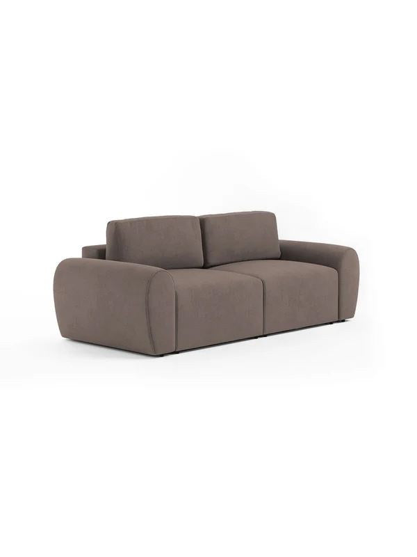 Braunes 3-Sitzer Sofa Mono P von Hanah Home mit Buchenholzgestell, Kunststoffbeinen und gepolsterten Sitz- und Rückenkissen im Wohnzimmer.