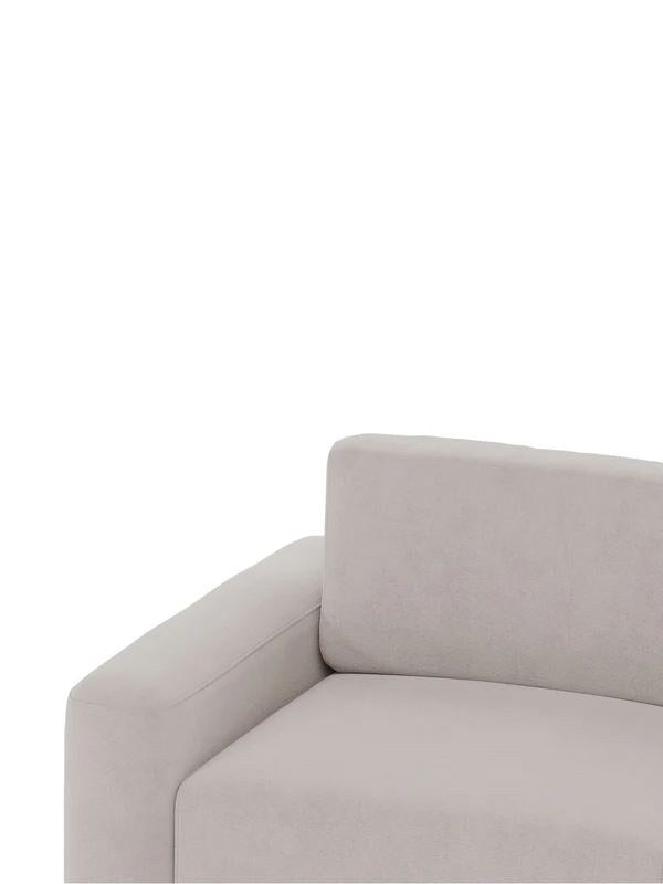 Eckcouch in Ecru mit Gestell aus Buchenholz und Spanplatte, Kunststoffbeinen und gepolsterten Sitzflächen aus Schaumstoff.