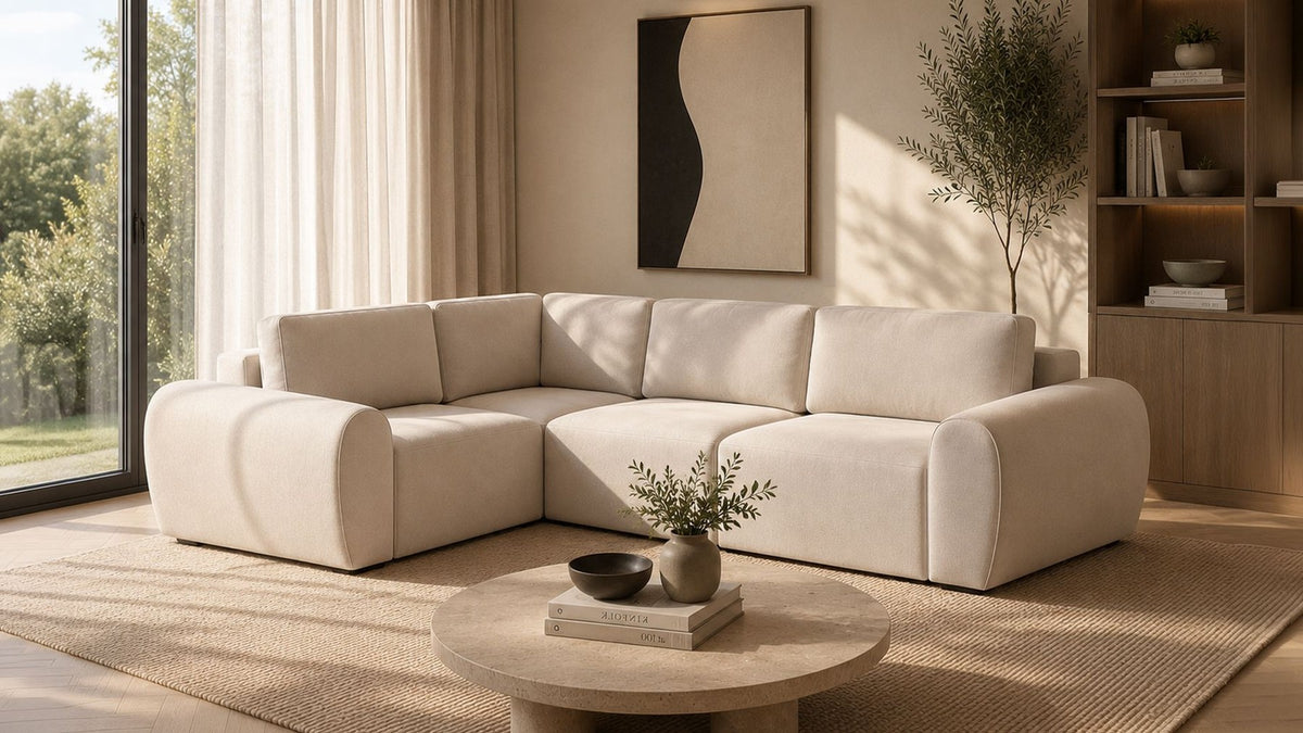 Ecru-farbenes Ecksofa links mit Buchenholz-Gestell, Kunststoffbeinen und gepolsterten Sitz- und Rückenkissen, Grösse 315x305 cm.