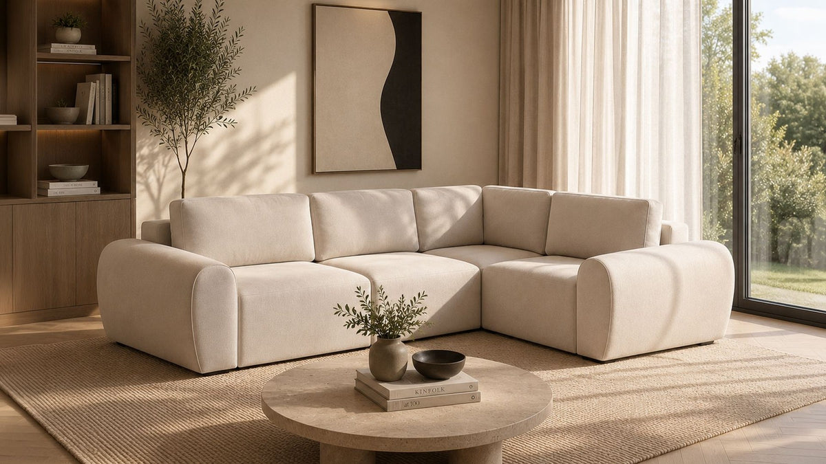 Ecksofa Mono P rechts in Ecru mit Buchenholzgestell, Kunststoffbeinen und gepolsterten Sitzflächen, Ansicht von vorne.