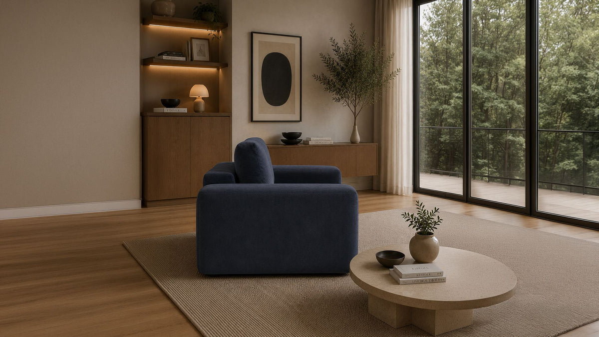 Petrolblaues 1-Sitzer Sofa mit Buchenholzgestell, gepolstertem Sitz und schlanken Kunststoffbeinen, Sitzhöhe 45 cm.