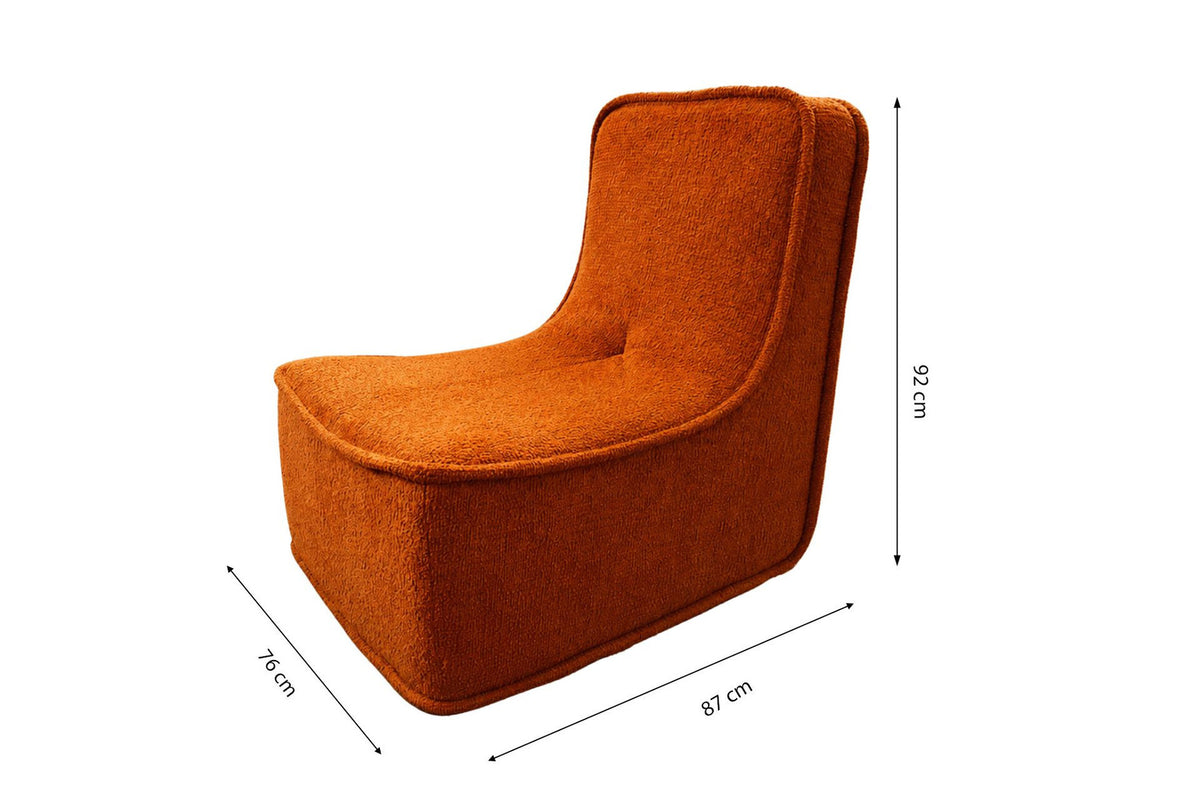 Tagesbett Vesta in Zimt mit Gestell aus Buchenholz und Spanplatte, Schaumstoffpolsterung und drehbaren Metallbeinen, seitliche Ansicht.