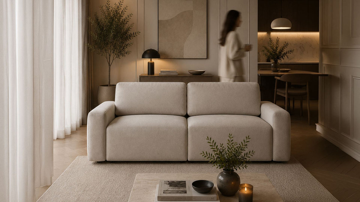 Ecrufarbenes 3-Sitzer Sofa Mono Lilly mit Gestell aus Buchenholz und Spanplatte, Kunststoffbeinen und gepolsterten Sitzkissen.