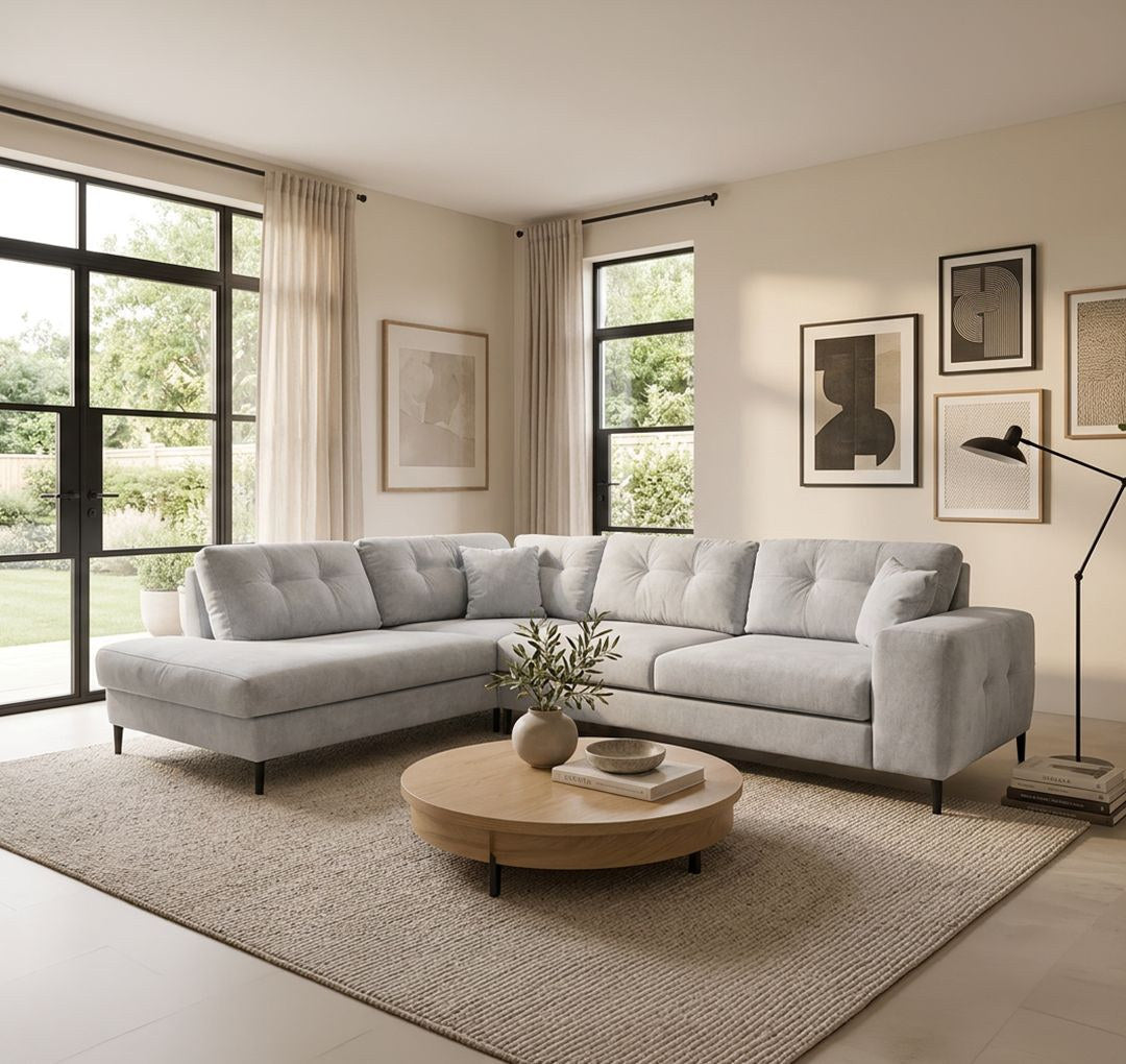 Ecksofa rechts in Ecru mit Polyesterbezug, Buchenholzgestell, Kunststoffbeinen und zwei losen Kissen auf hellem Untergrund fotografiert.