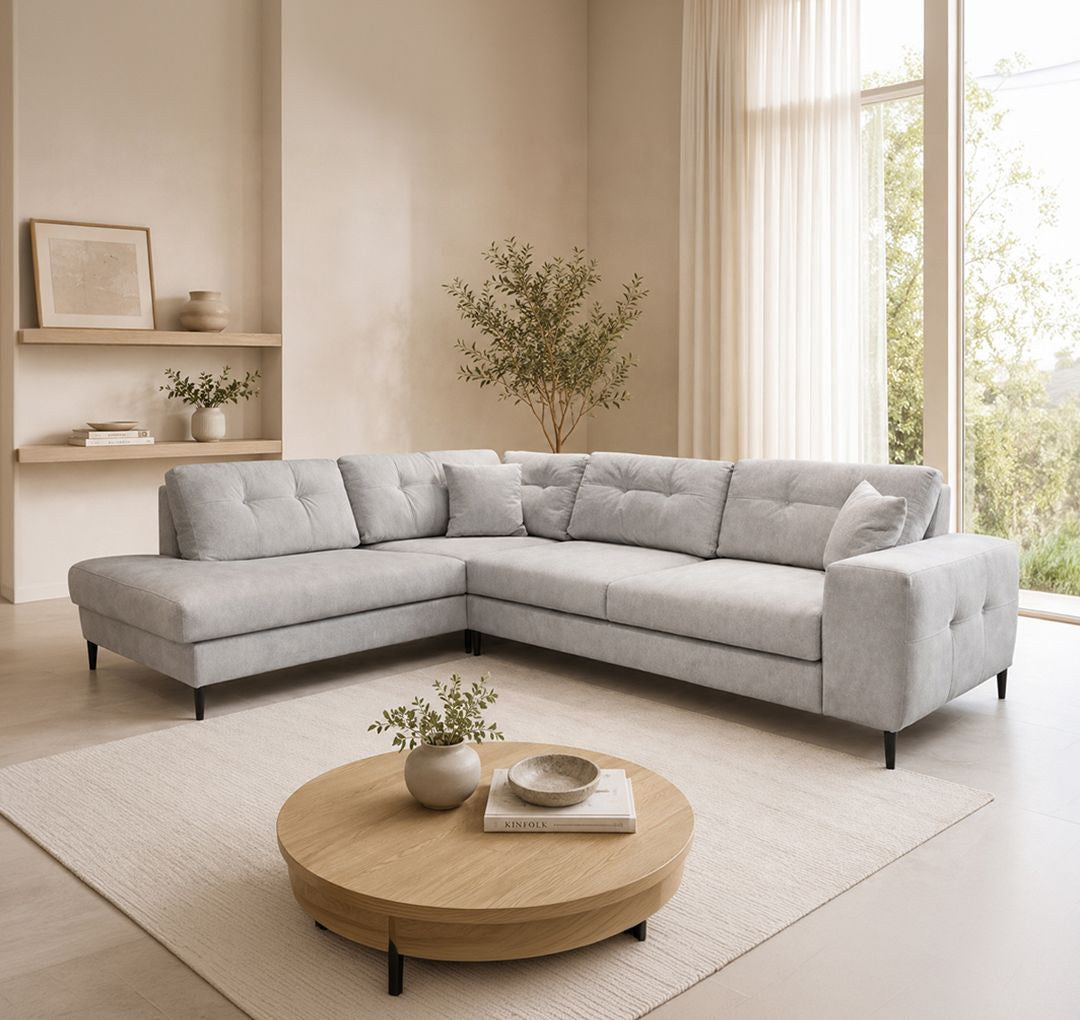Ecksofa rechts in Ecru mit Polyesterbezug, Buchenholzgestell, Kunststoffbeinen und zwei losen Kissen auf hellem Untergrund fotografiert.