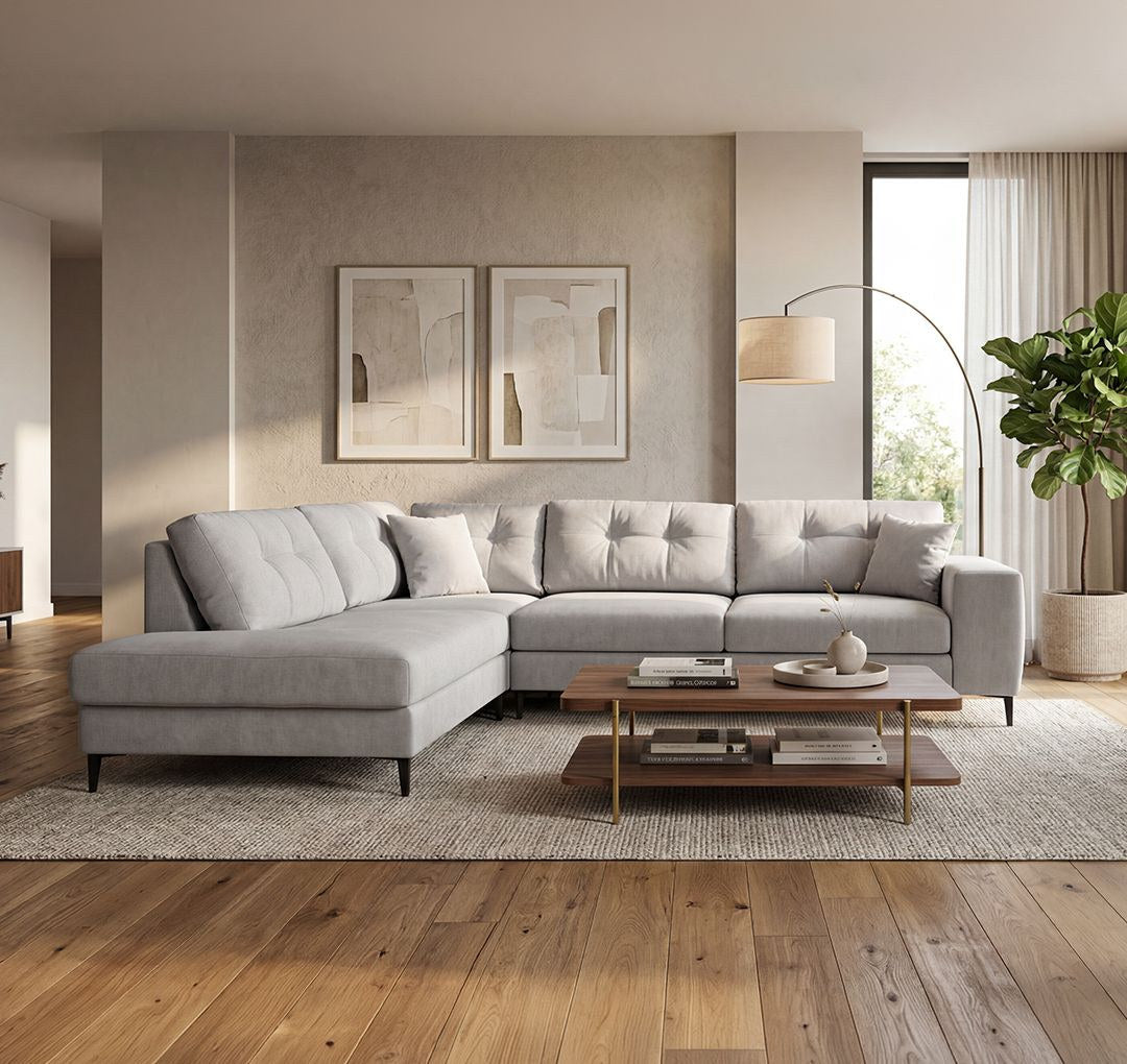 Ecksofa rechts in Ecru mit Polyesterbezug, Buchenholzgestell, Kunststoffbeinen und zwei losen Kissen auf hellem Untergrund fotografiert.