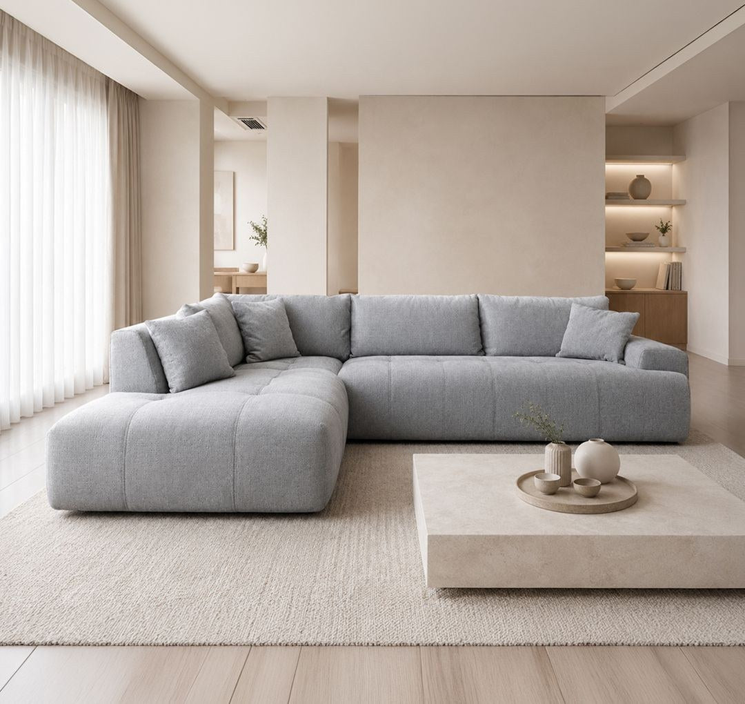 Ecru-farbenes Ecksofa Toledo mit Buchenholzgestell, Polyesterbezug, zwei losen Kissen und Kunststoffbeinen, Ecke rechts ausgerichtet.