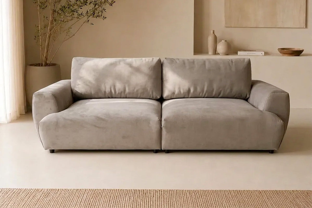 Beiges 3-Sitzer Schlafsofa aus Polyesterstoff mit Buchenholzgestell, Kunststoffbeinen und geschnittenem Schaumstoff-Kissen.