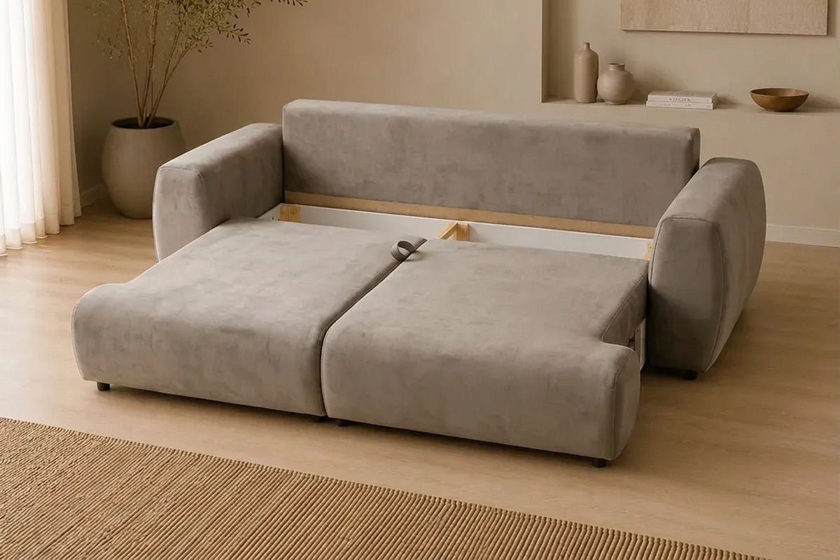 Beiges 3-Sitzer Schlafsofa aus Polyesterstoff mit Buchenholzgestell, Kunststoffbeinen und geschnittenem Schaumstoff-Kissen.