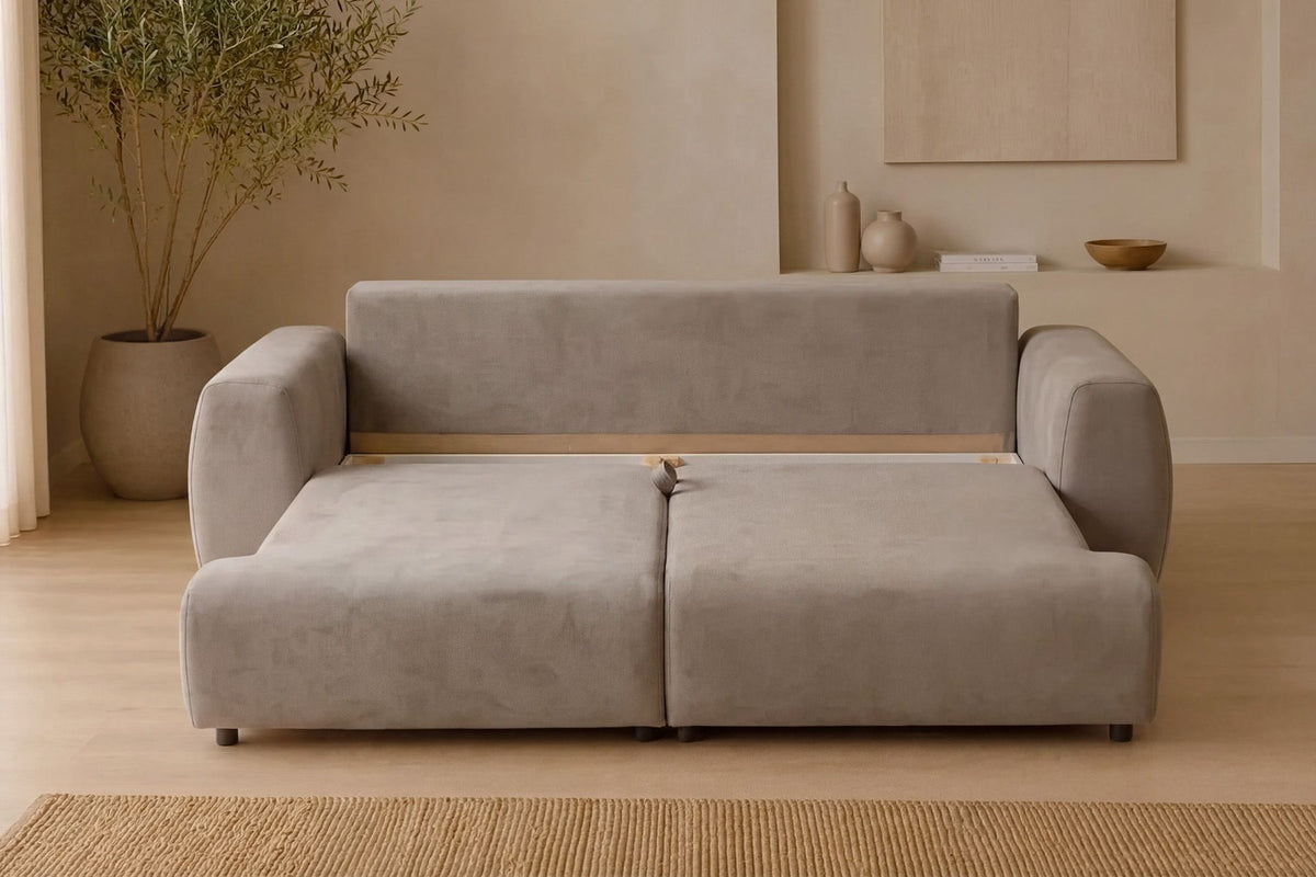 Beiges 3-Sitzer Schlafsofa aus Polyesterstoff mit Buchenholzgestell, Kunststoffbeinen und geschnittenem Schaumstoff-Kissen.