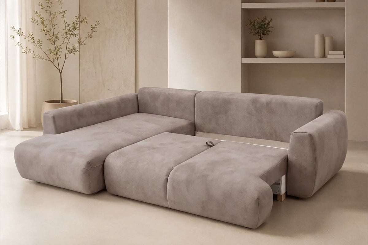 Beiges Ecksofa links mit Schlaffunktion, Polyesterbezug, Gestell aus Buchenholz und Spanplatte, Kunststoffbeine, Stauraum unter der Sitzfläche.