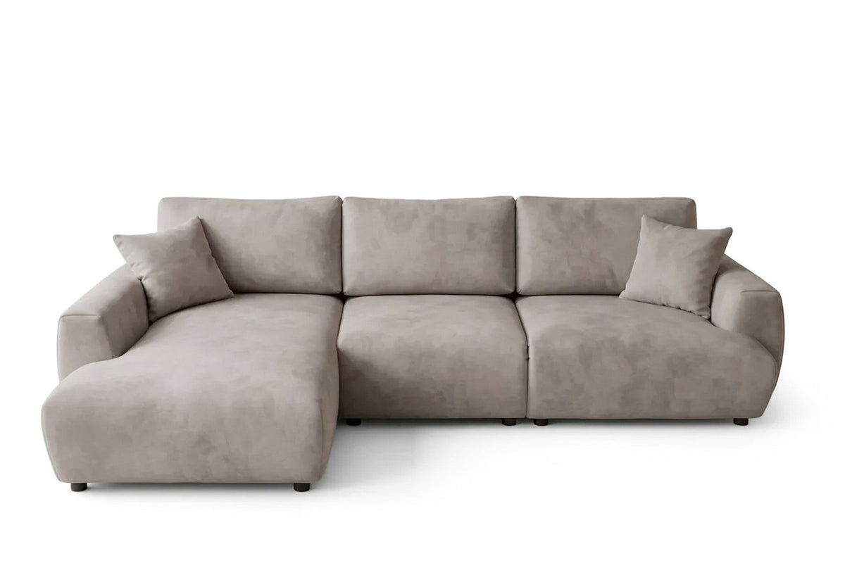 Beiges Ecksofa links mit Schlaffunktion, Polyesterbezug, Gestell aus Buchenholz und Spanplatte, Kunststoffbeine, Stauraum unter der Sitzfläche.