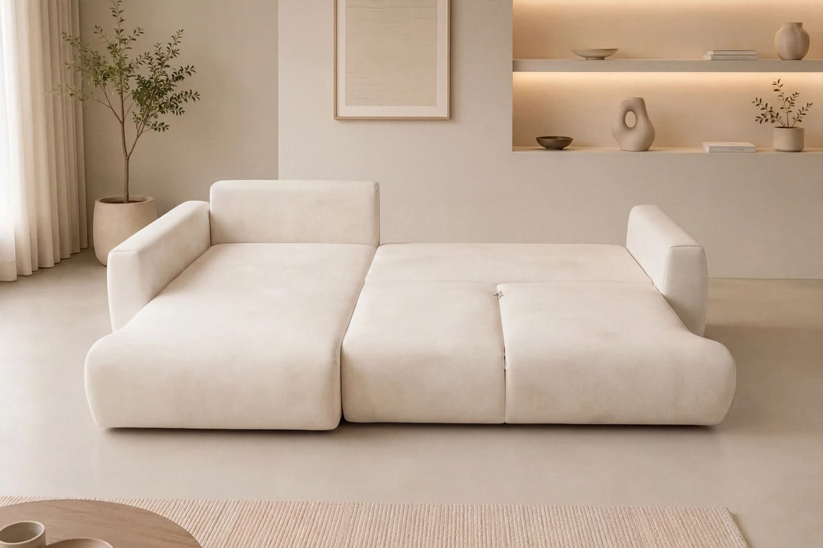 Ecru-farbenes Ecksofa links mit Schlaffunktion, Bezug aus Polyester, Gestell aus Buchenholz und Spanplatte, Kunststoffbeine, zwei Kissen.