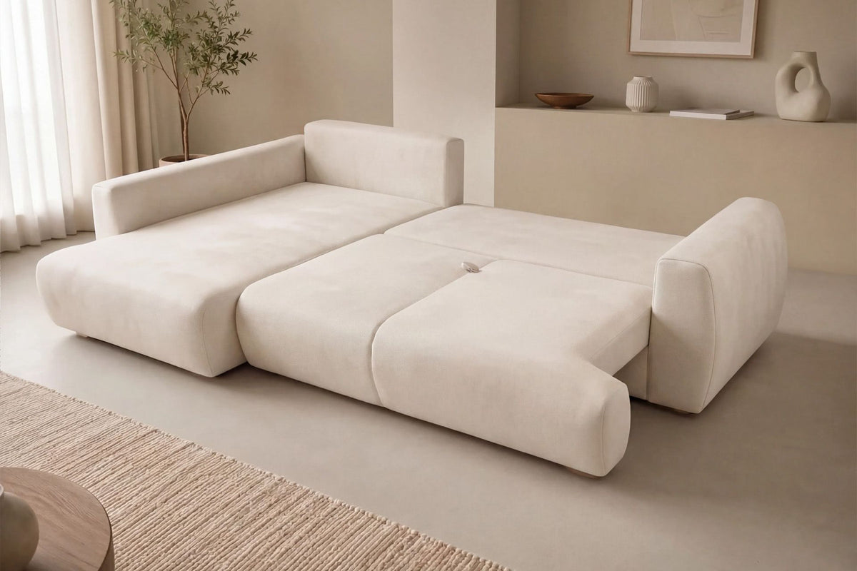 Ecru-farbenes Ecksofa links mit Schlaffunktion, Bezug aus Polyester, Gestell aus Buchenholz und Spanplatte, Kunststoffbeine, zwei Kissen.
