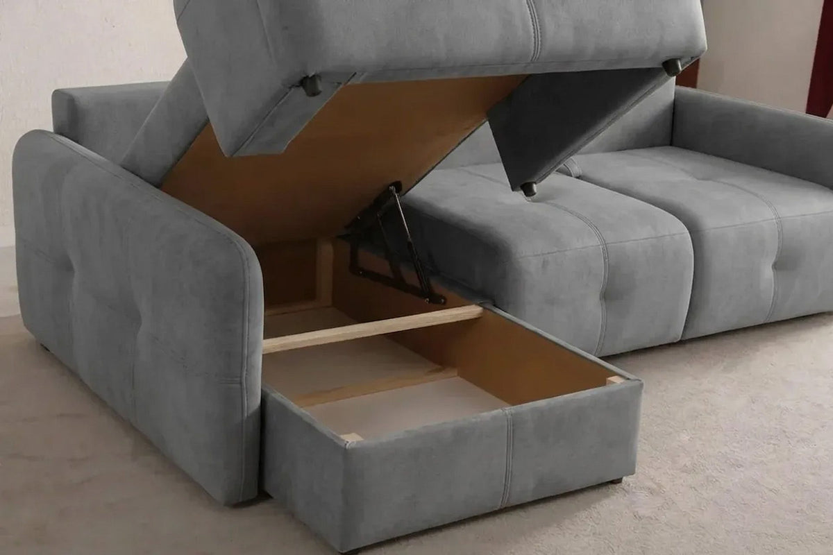 Graues Eck-Schlafsofa links von Hanah Home mit Polyesterbezug, Buchenholzgestell, zwei Kissen und sichtbarem Staufach unter der Sitzfläche.