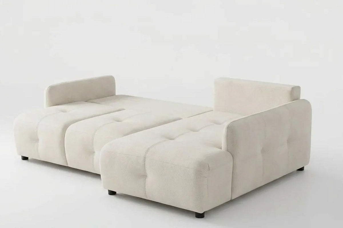 Eck-Schlafsofa rechts in Ecru von Hanah Home mit Polyesterbezug, Buchenholzgestell, Kunststoffbeinen und zwei Zierkissen auf hellem Hintergrund.