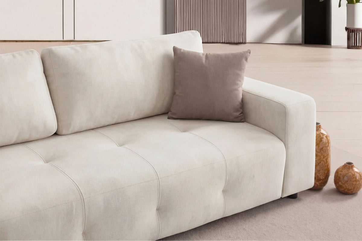 Magnum Schlafsofa von Hanah Home in Ecru: 3-Sitzer mit Polyesterbezug, Buchenholzgestell, Kunststoffbeinen und zwei Kissen.